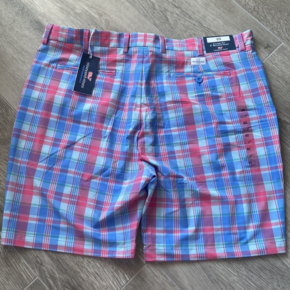 Vineyard Vines 8” breaker short - Picture 3 of 3